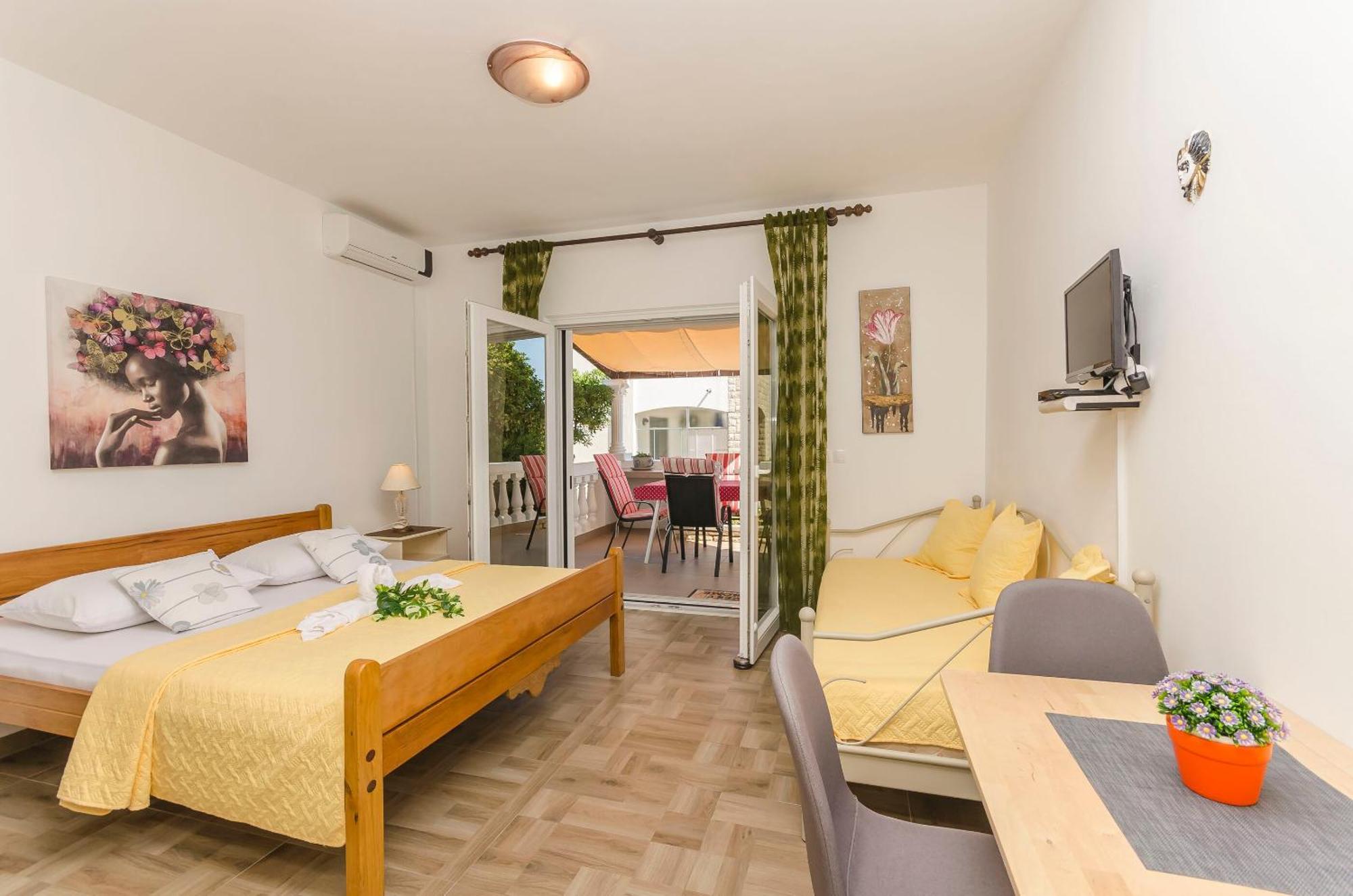 Apartment Robyn On The Beach Srima Exterior photo